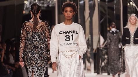 maglia e pantaloni eleganti chanel|Chanel: tutte le collezioni knitwear fino all'ultima Métiers d'Art.